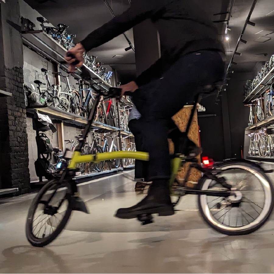 Teste alle unsere Bromptons bei jedem Wetter auf unserer Indoor Teststrecke