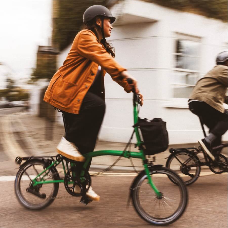 Durch seinen kurzen Radstand lässt sich das Brompton auch auf engem Raum manövieren