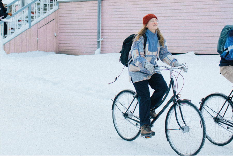 Frau fährt mit Pelago Brooklyn in Farbe schwatz durch Schnee