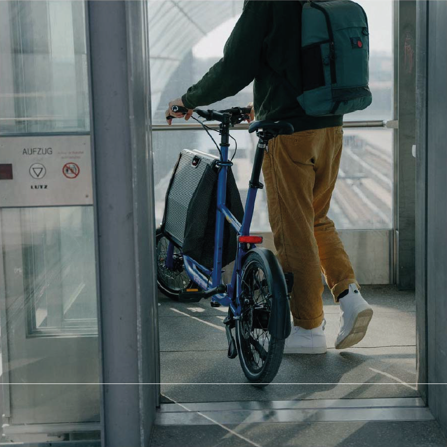 Man schiebt Muli Motor schwarz nightride durch eine Tür