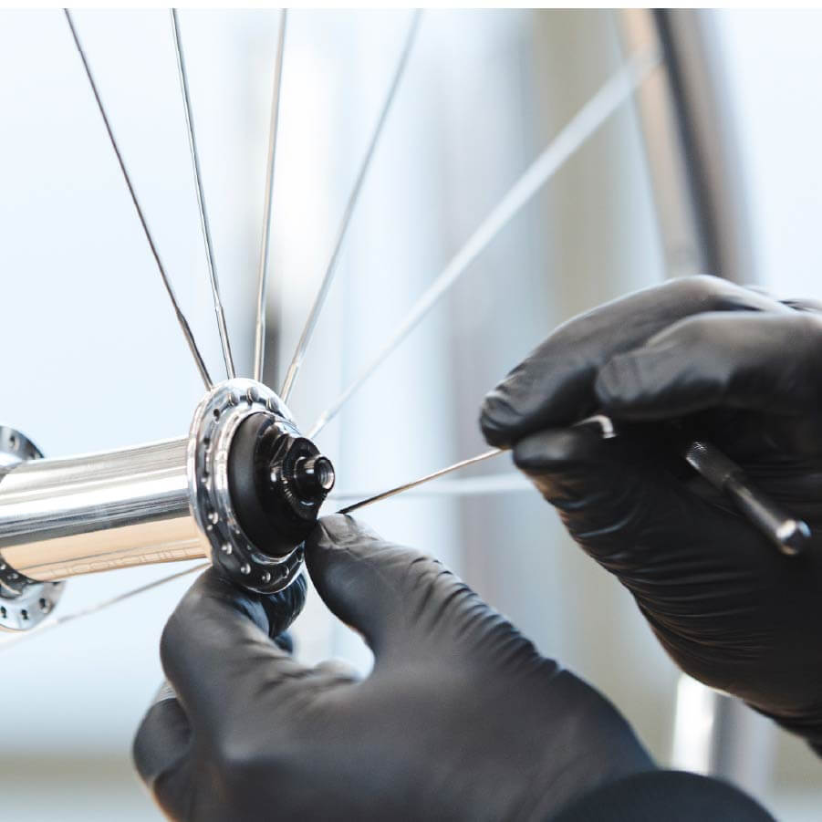 Eine Person arbeitet an einem Fahrrad von Schindelhauer