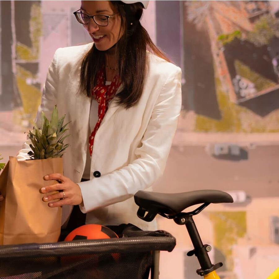 Statt Kindern lässt sich auch mühelos ein ganzer Wocheneinkauf transportieren