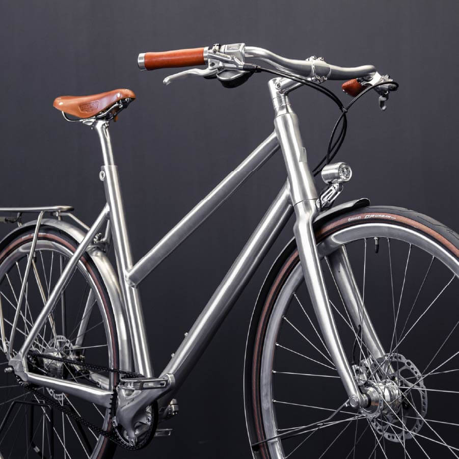 Das Fahrrad Schindelhauer Frieda in Farbe alu pur ist abgestellt